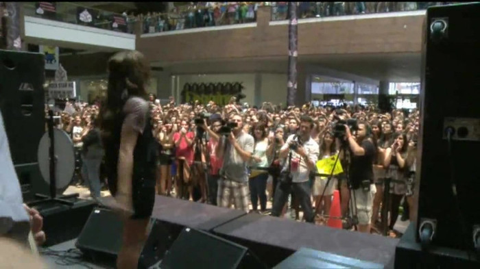 Demi Lovato  Live at Glendale Galleria  in LA for Cambio in HD 05759 Demi Lovato  Live at Glendale Galleria  in LA for Cambio in HD 05759