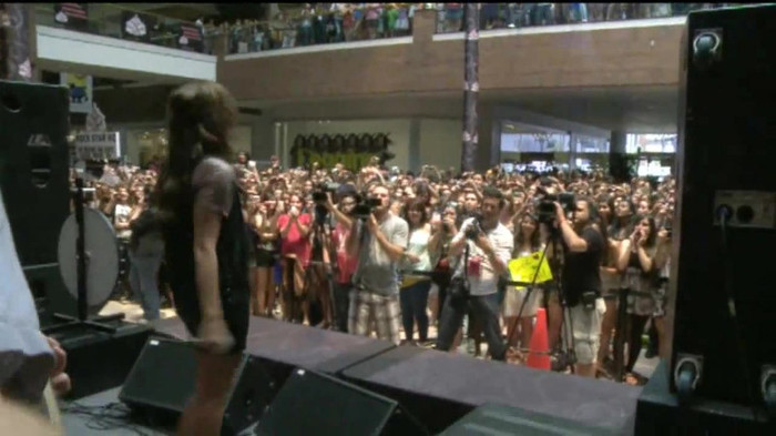 Demi Lovato  Live at Glendale Galleria  in LA for Cambio in HD 05760 Demi Lovato  Live at Glendale Galleria  in LA for Cambio in HD 05760