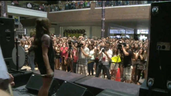 Demi Lovato  Live at Glendale Galleria  in LA for Cambio in HD 05761 Demi Lovato  Live at Glendale Galleria  in LA for Cambio in HD 05761