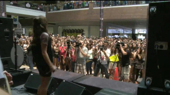 Demi Lovato  Live at Glendale Galleria  in LA for Cambio in HD 05764 Demi Lovato  Live at Glendale Galleria  in LA for Cambio in HD 05764