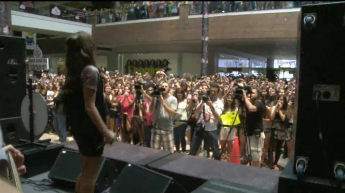 Demi Lovato  Live at Glendale Galleria  in LA for Cambio in HD 05765 Demi Lovato  Live at Glendale Galleria  in LA for Cambio in HD 05765