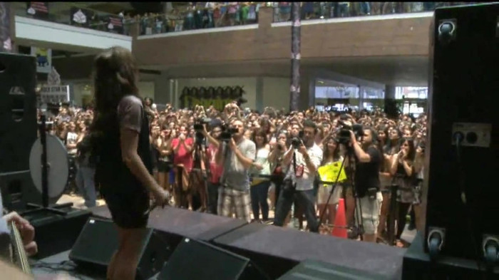 Demi Lovato  Live at Glendale Galleria  in LA for Cambio in HD 05766 Demi Lovato  Live at Glendale Galleria  in LA for Cambio in HD 05766