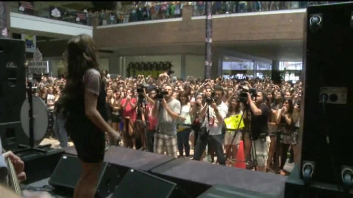 Demi Lovato  Live at Glendale Galleria  in LA for Cambio in HD 05767 Demi Lovato  Live at Glendale Galleria  in LA for Cambio in HD 05767
