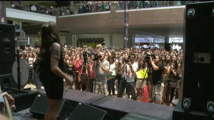 Demi Lovato  Live at Glendale Galleria  in LA for Cambio in HD 05769 Demi Lovato  Live at Glendale Galleria  in LA for Cambio in HD 05769