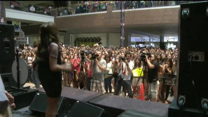 Demi Lovato  Live at Glendale Galleria  in LA for Cambio in HD 05771 Demi Lovato  Live at Glendale Galleria  in LA for Cambio in HD 05771