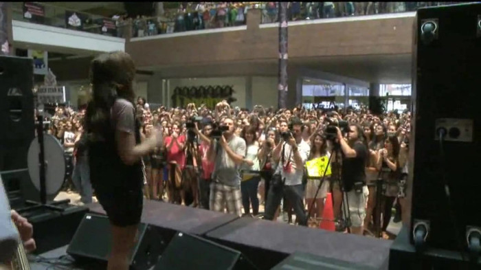 Demi Lovato  Live at Glendale Galleria  in LA for Cambio in HD 05772 Demi Lovato  Live at Glendale Galleria  in LA for Cambio in HD 05772