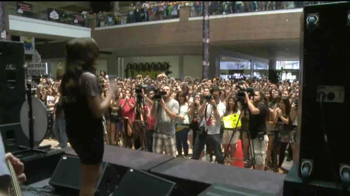 Demi Lovato  Live at Glendale Galleria  in LA for Cambio in HD 05773 Demi Lovato  Live at Glendale Galleria  in LA for Cambio in HD 05773