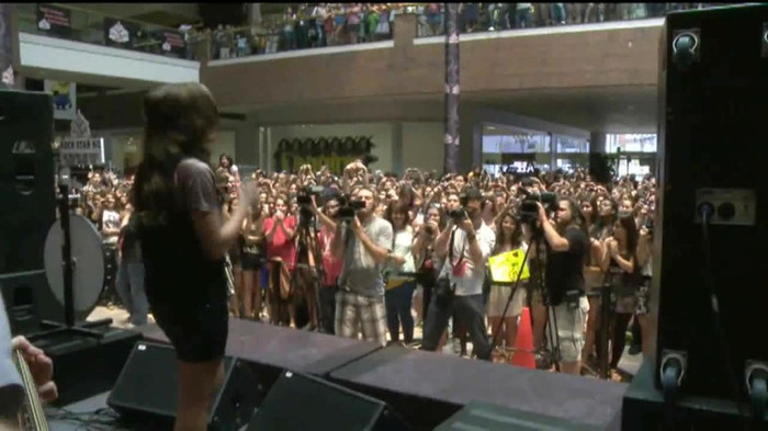 Demi Lovato  Live at Glendale Galleria  in LA for Cambio in HD 05774 Demi Lovato  Live at Glendale Galleria  in LA for Cambio in HD 05774