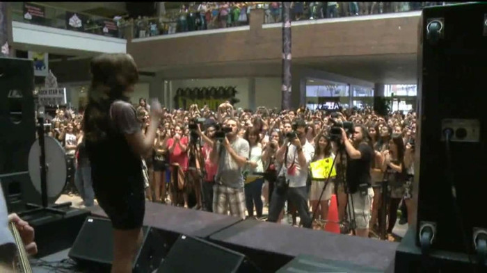 Demi Lovato  Live at Glendale Galleria  in LA for Cambio in HD 05775 Demi Lovato  Live at Glendale Galleria  in LA for Cambio in HD 05775
