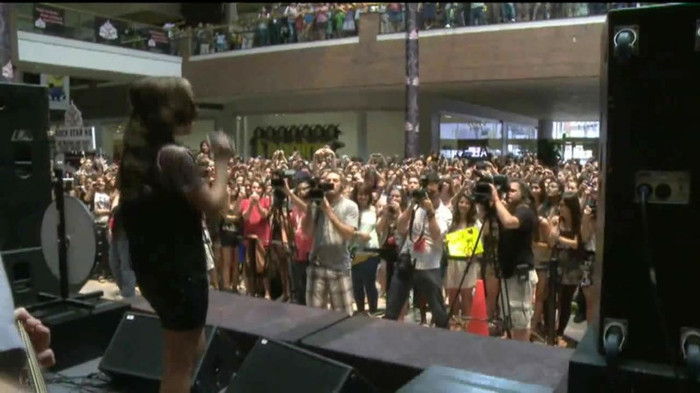 Demi Lovato  Live at Glendale Galleria  in LA for Cambio in HD 05776 Demi Lovato  Live at Glendale Galleria  in LA for Cambio in HD 05776
