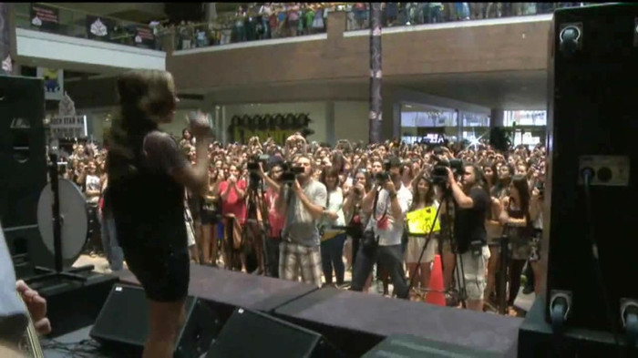 Demi Lovato  Live at Glendale Galleria  in LA for Cambio in HD 05777 Demi Lovato  Live at Glendale Galleria  in LA for Cambio in HD 05777