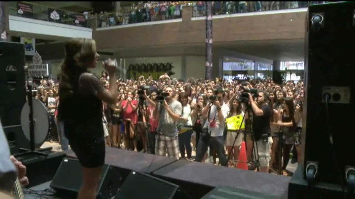 Demi Lovato  Live at Glendale Galleria  in LA for Cambio in HD 05779 Demi Lovato  Live at Glendale Galleria  in LA for Cambio in HD 05779