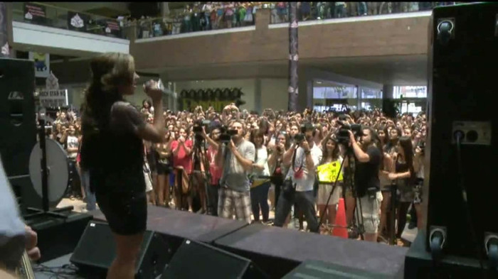 Demi Lovato  Live at Glendale Galleria  in LA for Cambio in HD 05780 Demi Lovato  Live at Glendale Galleria  in LA for Cambio in HD 05780