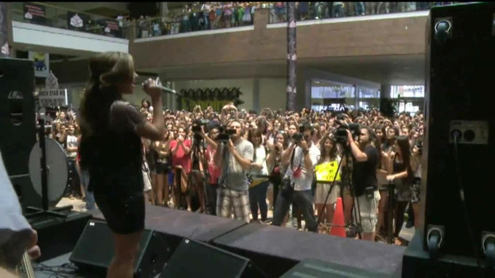 Demi Lovato  Live at Glendale Galleria  in LA for Cambio in HD 05781 Demi Lovato  Live at Glendale Galleria  in LA for Cambio in HD 05781