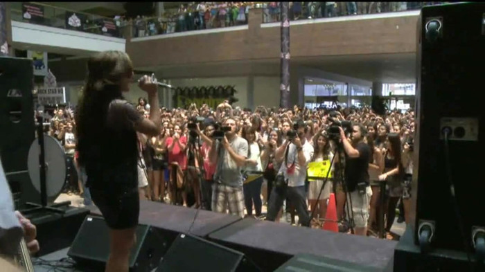 Demi Lovato  Live at Glendale Galleria  in LA for Cambio in HD 05783 Demi Lovato  Live at Glendale Galleria  in LA for Cambio in HD 05783