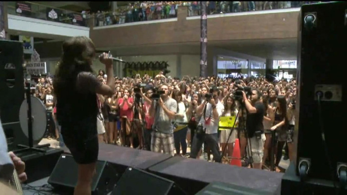 Demi Lovato  Live at Glendale Galleria  in LA for Cambio in HD 05786 Demi Lovato  Live at Glendale Galleria  in LA for Cambio in HD 05786