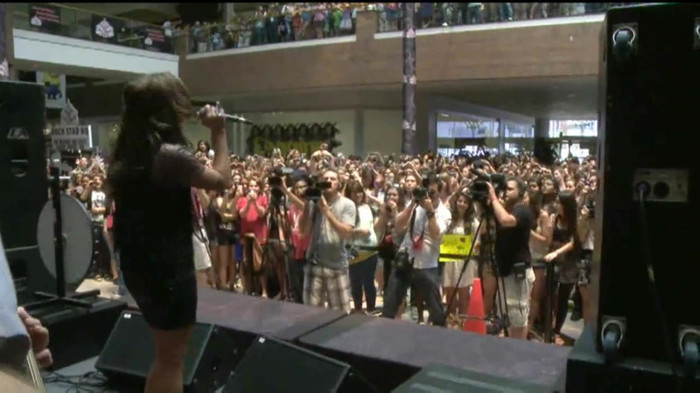 Demi Lovato  Live at Glendale Galleria  in LA for Cambio in HD 05788 Demi Lovato  Live at Glendale Galleria  in LA for Cambio in HD 05788