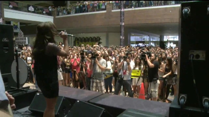 Demi Lovato  Live at Glendale Galleria  in LA for Cambio in HD 05789 Demi Lovato  Live at Glendale Galleria  in LA for Cambio in HD 05789