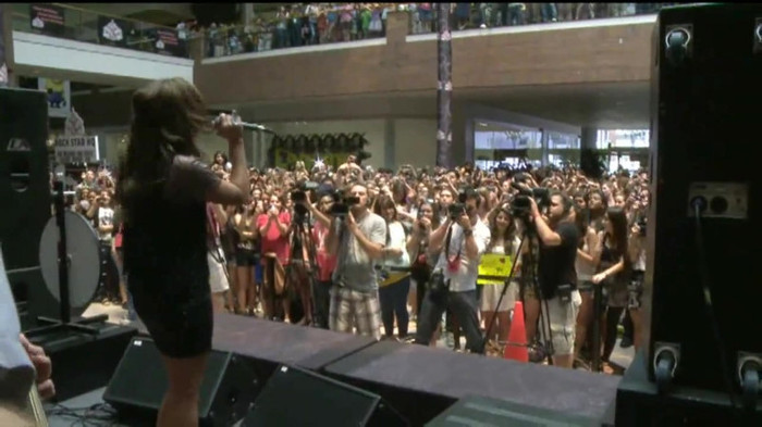 Demi Lovato  Live at Glendale Galleria  in LA for Cambio in HD 05790 Demi Lovato  Live at Glendale Galleria  in LA for Cambio in HD 05790
