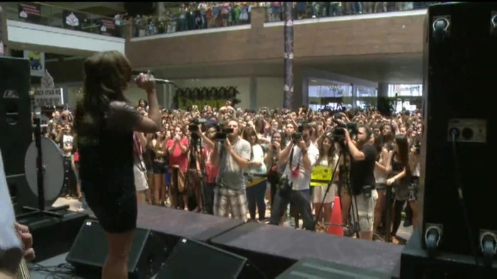 Demi Lovato  Live at Glendale Galleria  in LA for Cambio in HD 05792 Demi Lovato  Live at Glendale Galleria  in LA for Cambio in HD 05792