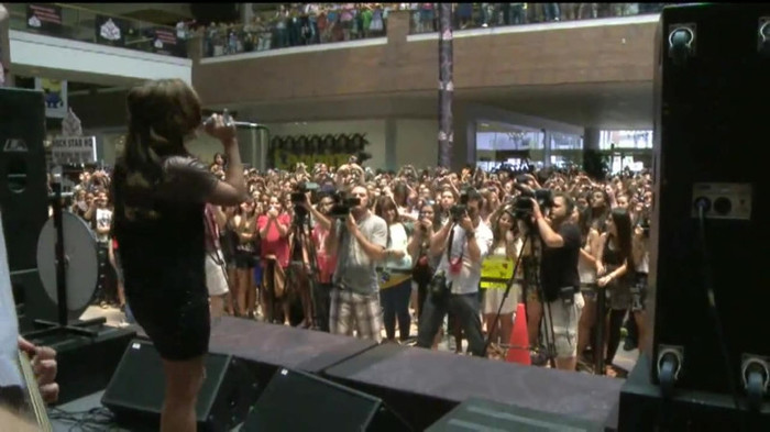 Demi Lovato  Live at Glendale Galleria  in LA for Cambio in HD 05796 Demi Lovato  Live at Glendale Galleria  in LA for Cambio in HD 05796