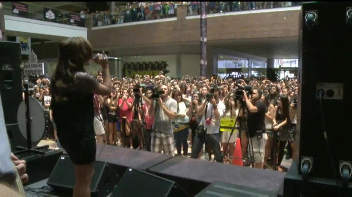 Demi Lovato  Live at Glendale Galleria  in LA for Cambio in HD 05799 Demi Lovato  Live at Glendale Galleria  in LA for Cambio in HD 05799