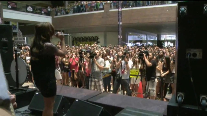 Demi Lovato  Live at Glendale Galleria  in LA for Cambio in HD 05800 Demi Lovato  Live at Glendale Galleria  in LA for Cambio in HD 05800