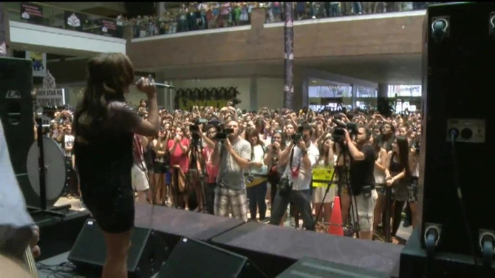 Demi Lovato  Live at Glendale Galleria  in LA for Cambio in HD 05802 Demi Lovato  Live at Glendale Galleria  in LA for Cambio in HD 05802