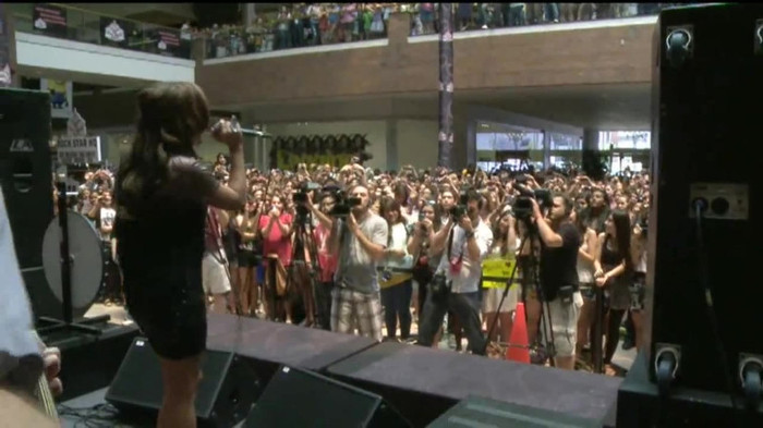 Demi Lovato  Live at Glendale Galleria  in LA for Cambio in HD 05804 Demi Lovato  Live at Glendale Galleria  in LA for Cambio in HD 05804