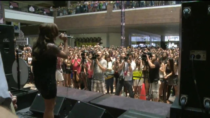 Demi Lovato  Live at Glendale Galleria  in LA for Cambio in HD 05805 Demi Lovato  Live at Glendale Galleria  in LA for Cambio in HD 05805