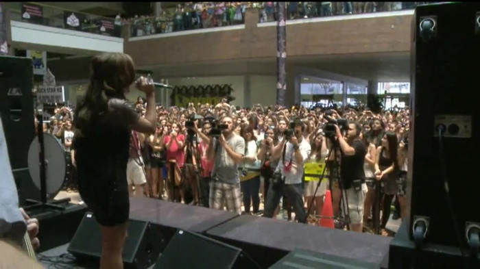 Demi Lovato  Live at Glendale Galleria  in LA for Cambio in HD 05806 Demi Lovato  Live at Glendale Galleria  in LA for Cambio in HD 05806