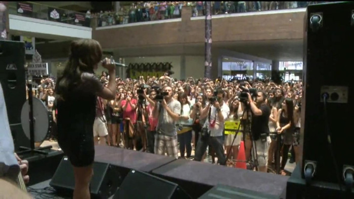 Demi Lovato  Live at Glendale Galleria  in LA for Cambio in HD 05809 Demi Lovato  Live at Glendale Galleria  in LA for Cambio in HD 05809