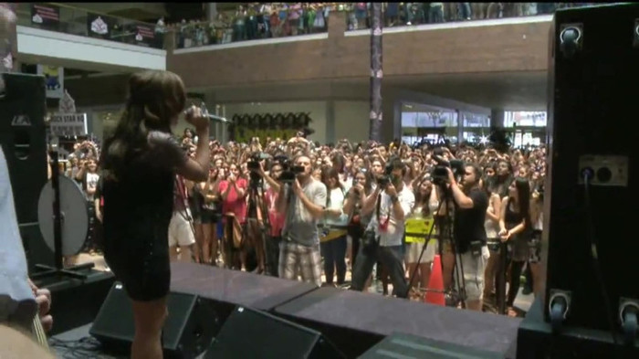 Demi Lovato  Live at Glendale Galleria  in LA for Cambio in HD 05810 Demi Lovato  Live at Glendale Galleria  in LA for Cambio in HD 05810