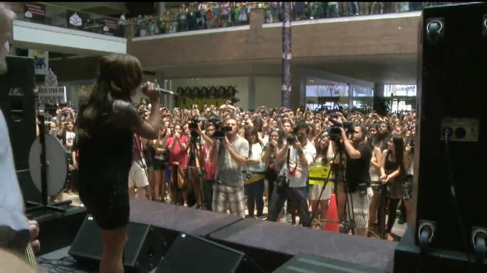 Demi Lovato  Live at Glendale Galleria  in LA for Cambio in HD 05811 Demi Lovato  Live at Glendale Galleria  in LA for Cambio in HD 05811