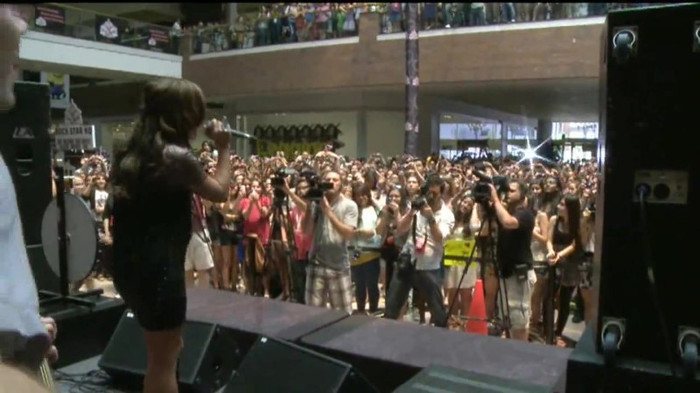 Demi Lovato  Live at Glendale Galleria  in LA for Cambio in HD 05812 Demi Lovato  Live at Glendale Galleria  in LA for Cambio in HD 05812