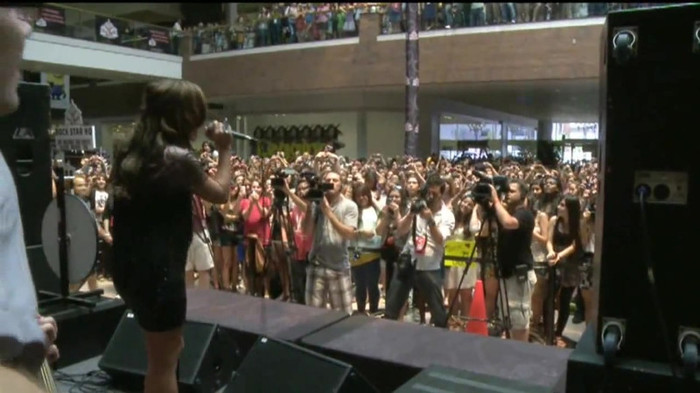 Demi Lovato  Live at Glendale Galleria  in LA for Cambio in HD 05814 - Demilush Live at Glendale Galleria in LA for Cambio Part o11