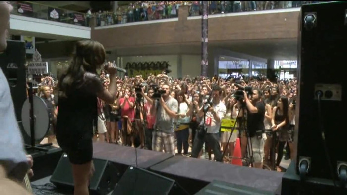 Demi Lovato  Live at Glendale Galleria  in LA for Cambio in HD 05821 - Demilush Live at Glendale Galleria in LA for Cambio Part o11
