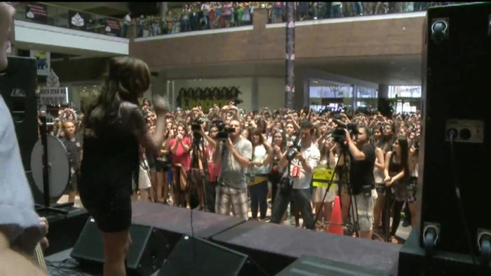 Demi Lovato  Live at Glendale Galleria  in LA for Cambio in HD 05823