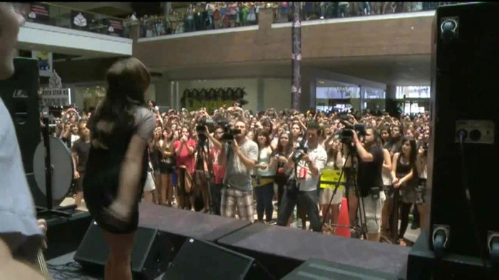 Demi Lovato  Live at Glendale Galleria  in LA for Cambio in HD 05832