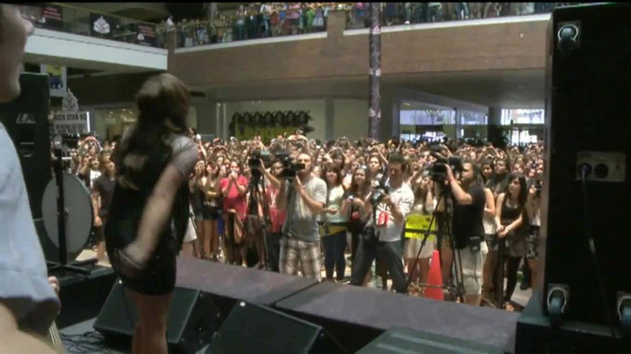 Demi Lovato  Live at Glendale Galleria  in LA for Cambio in HD 05834 - Demilush Live at Glendale Galleria in LA for Cambio Part o11