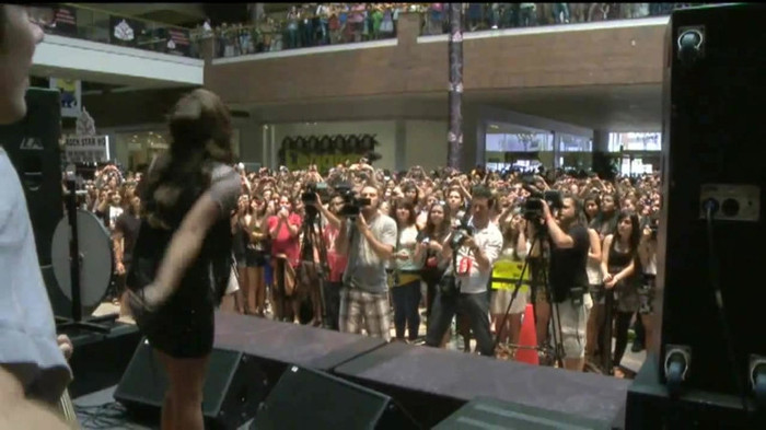 Demi Lovato  Live at Glendale Galleria  in LA for Cambio in HD 05835