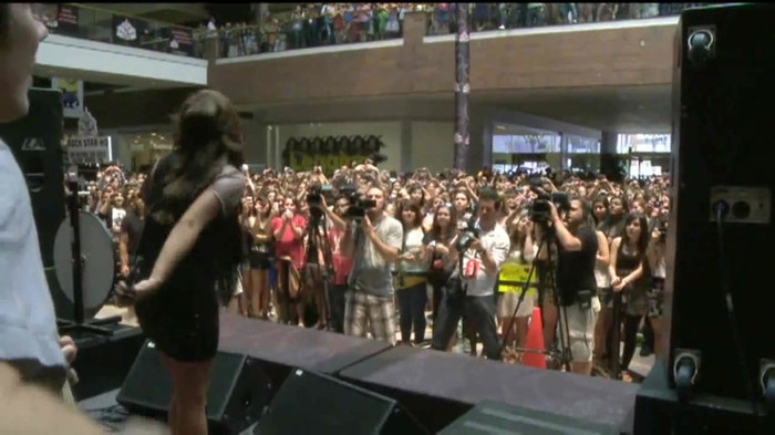 Demi Lovato  Live at Glendale Galleria  in LA for Cambio in HD 05837