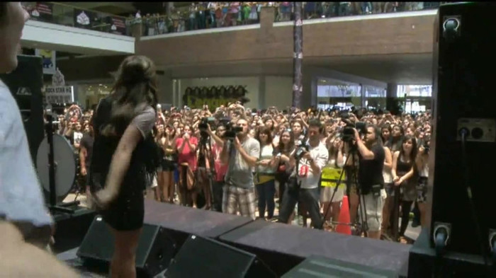 Demi Lovato  Live at Glendale Galleria  in LA for Cambio in HD 05841 - Demilush Live at Glendale Galleria in LA for Cambio Part o11
