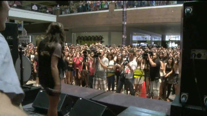 Demi Lovato  Live at Glendale Galleria  in LA for Cambio in HD 05845 - Demilush Live at Glendale Galleria in LA for Cambio Part o11