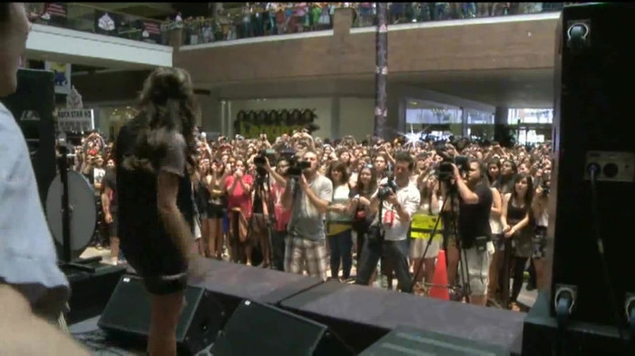 Demi Lovato  Live at Glendale Galleria  in LA for Cambio in HD 05846 - Demilush Live at Glendale Galleria in LA for Cambio Part o11