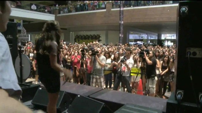 Demi Lovato  Live at Glendale Galleria  in LA for Cambio in HD 05848 - Demilush Live at Glendale Galleria in LA for Cambio Part o11