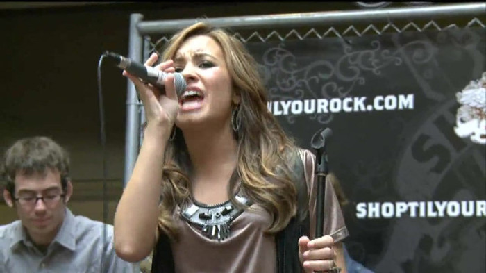 Demi Lovato  Live at Glendale Galleria  in LA for Cambio in HD 05880