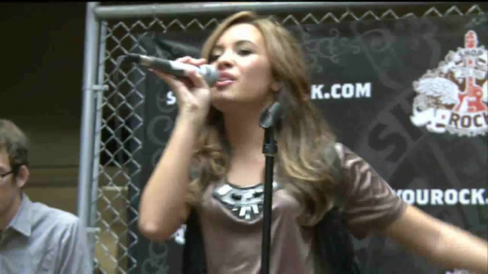 Demi Lovato  Live at Glendale Galleria  in LA for Cambio in HD 05913