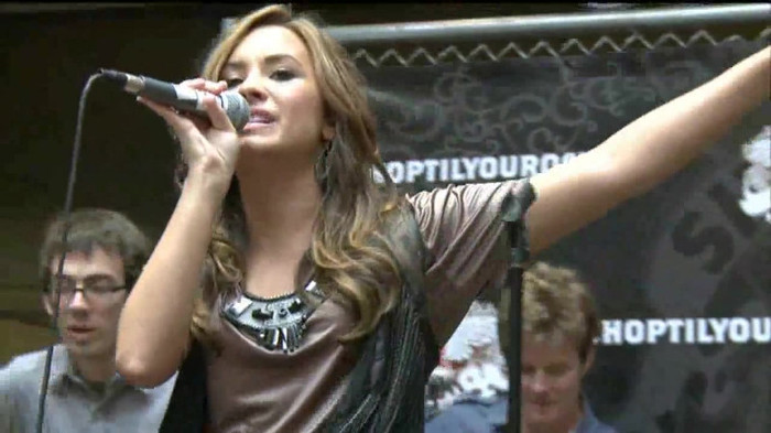 Demi Lovato  Live at Glendale Galleria  in LA for Cambio in HD 05933