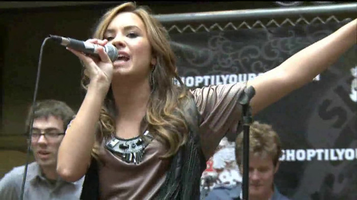 Demi Lovato  Live at Glendale Galleria  in LA for Cambio in HD 05936